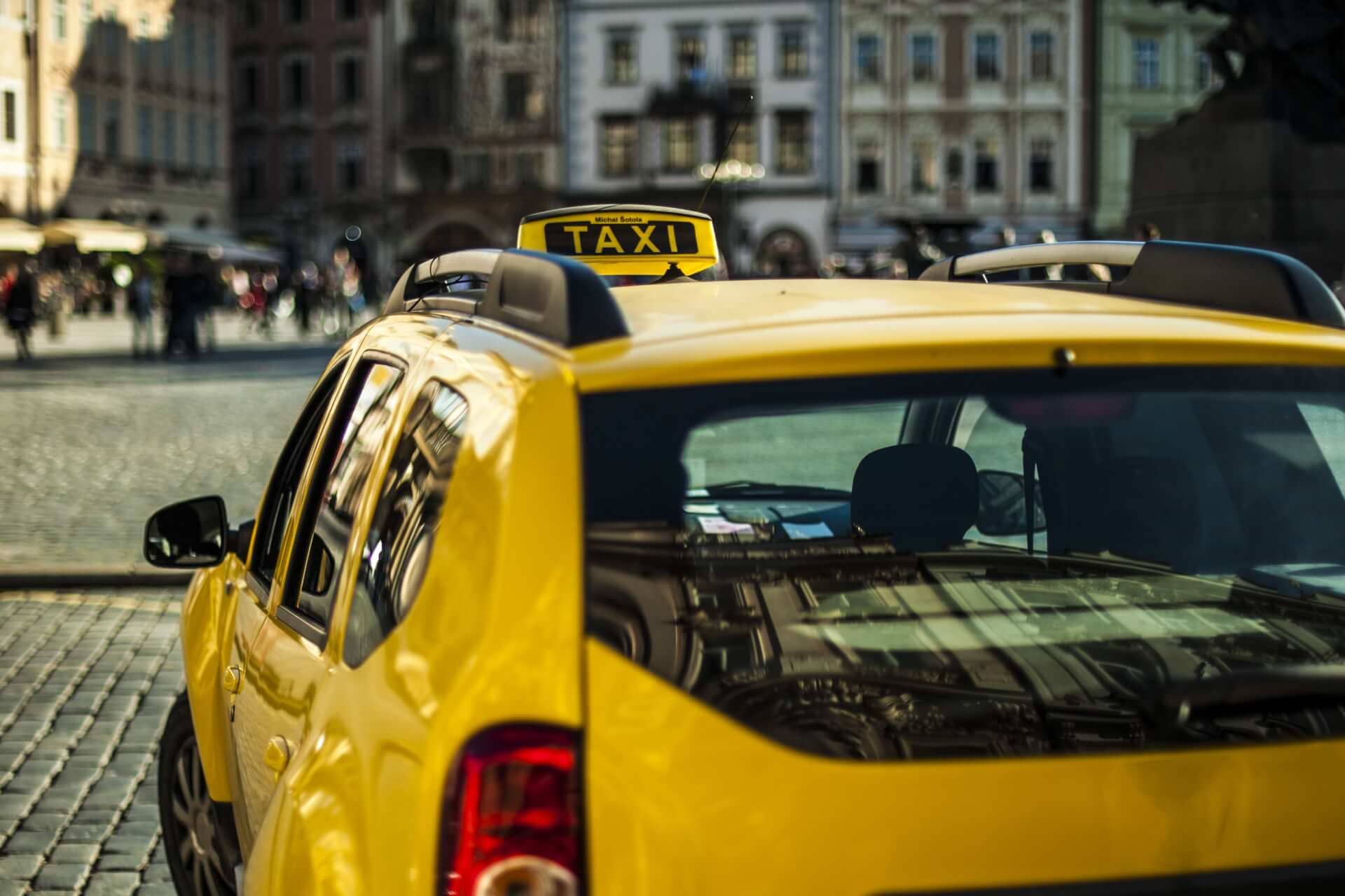 in gesprek met taxi chauffeur